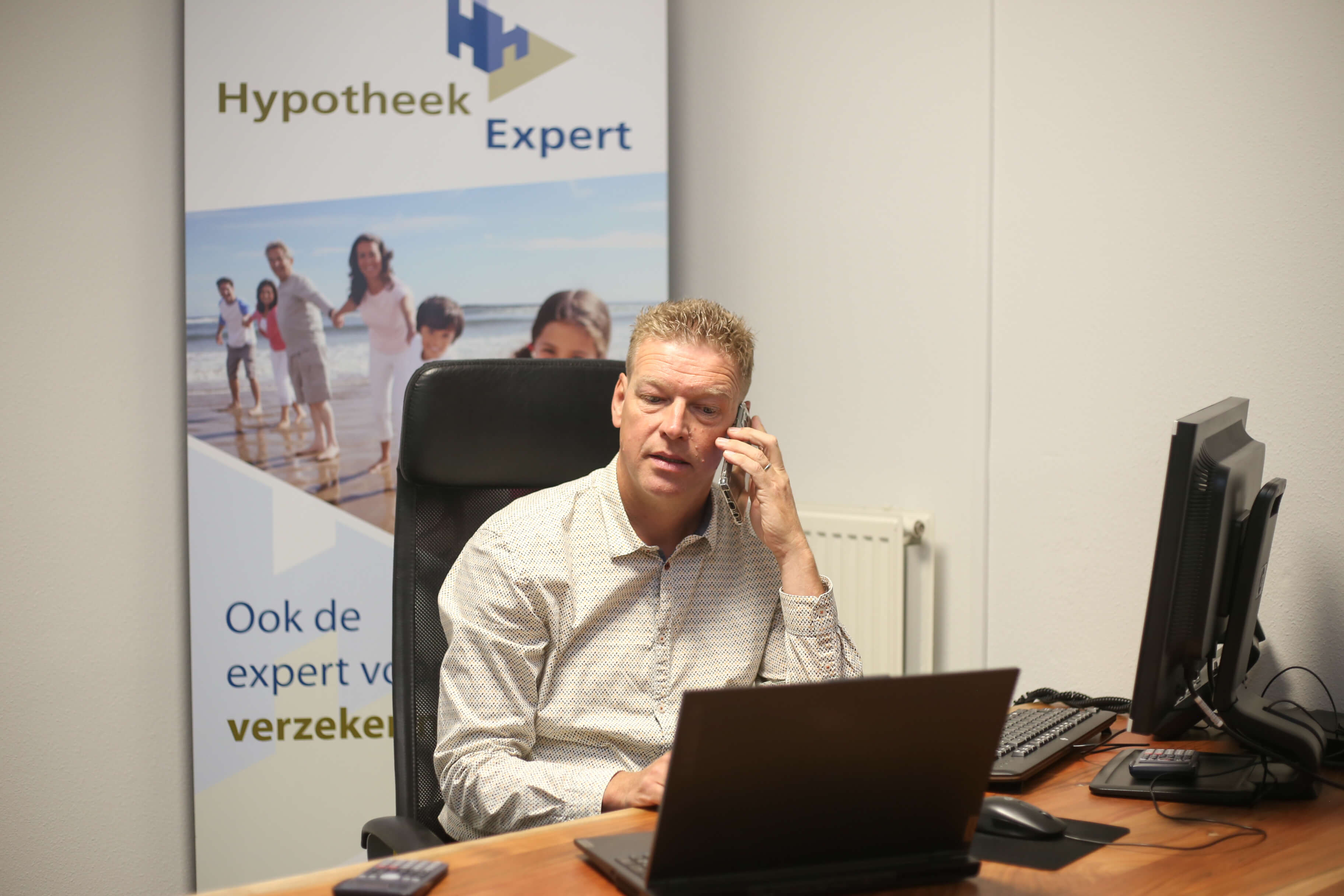 Jan Venema van Hypotheek Expert achter zijn bureau